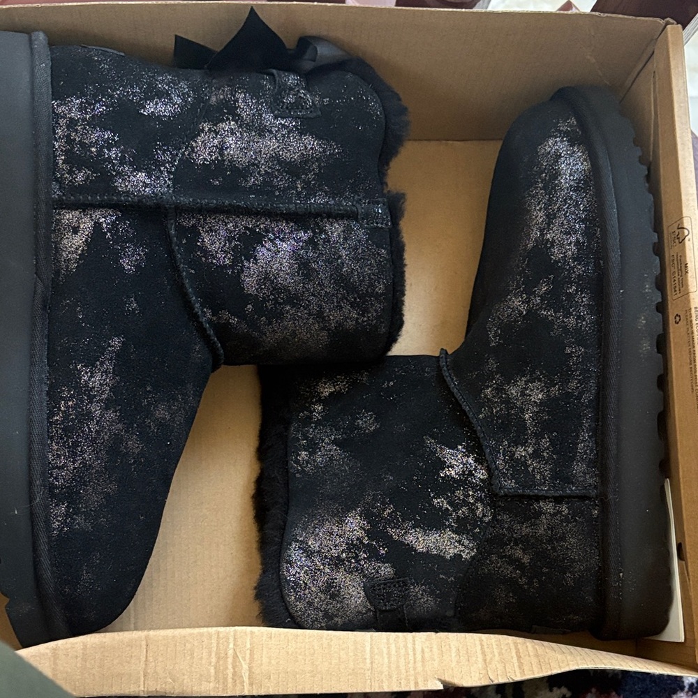 Black Sparkle Bow Uggs Size 9 LIKE NEW IN BOX